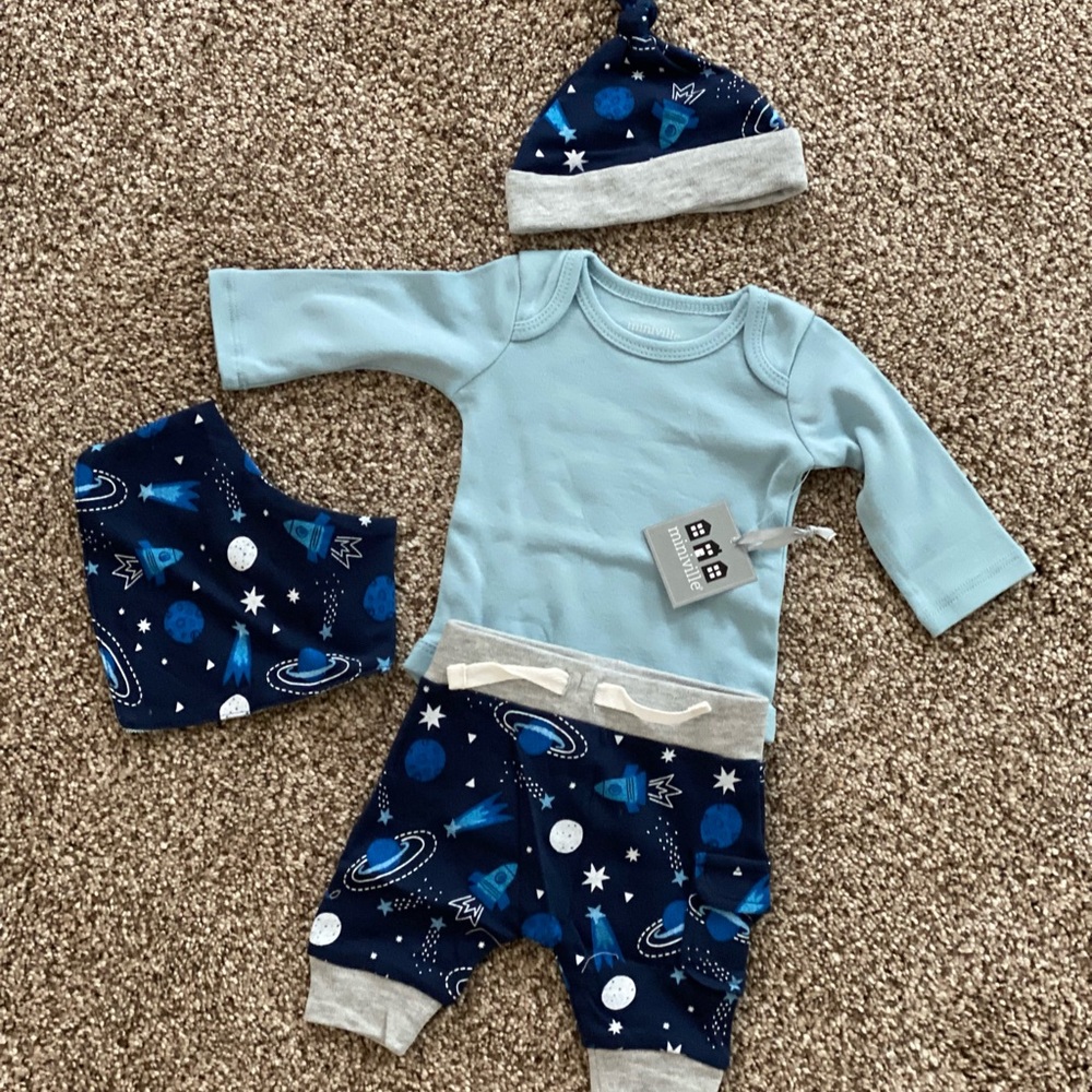 Adorable 4 piece outfit set NWT